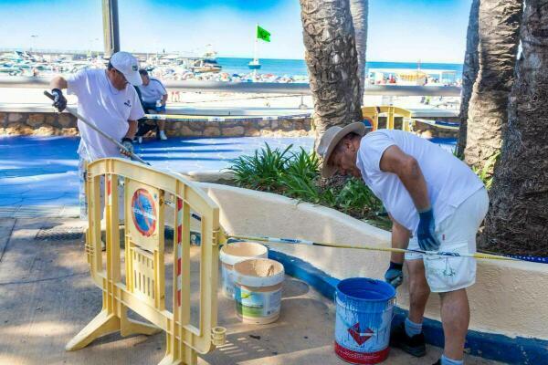 Benidorm ejecuta trabajos de adecentamiento y mejora de las zonas más visitadas de cara al inicio de la temporada estival 