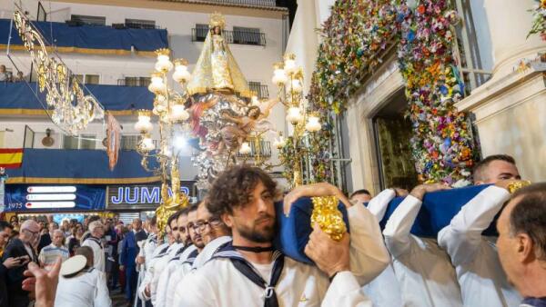 Fervor y devoción a la Mare de Déu del Sofratge en las calles de Benidorm