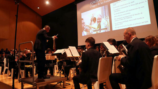 La SM L’Illa divulga sobre los orígenes de la música festera en un concierto-conferencia del ciclo ‘Música als pobles’ 
