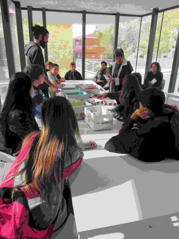 La Nuc&iacute;a &middot; Alumnos del Instituto realizan un taller de manualidades intergeneracional en La Casilla