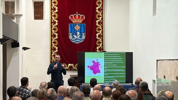 El cronista oficial Albert Alcaraz expone el contenido y la aplicación de la Carta Pobla en una charla conmemorativa del 725 aniversario de la fundación de la ciudad