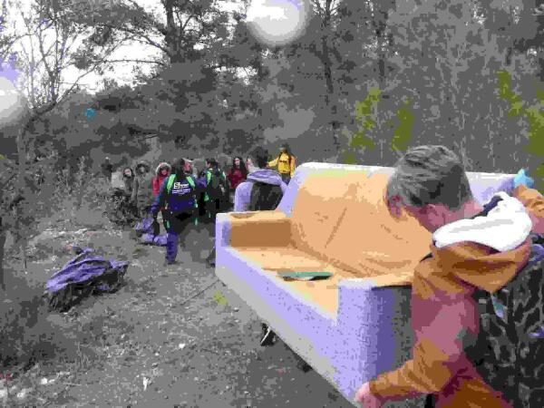 La Nuc&iacute;a &middot; Los alumnos de Instituto &ldquo;limpian el bosque&rdquo; de Rotes  y recogen 4.000 kilos de basura