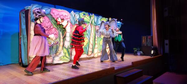 900 escolares disfrutaron de teatro en inglés en El Sindicat