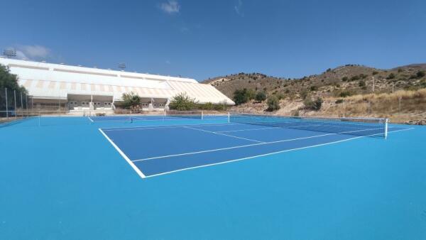 El Ayuntamiento de la Vila Joiosa recepciona las obras de las pistas de baloncesto y tenis de exterior del complejo deportivo ‘Maisa Lloret’ 