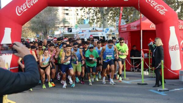 El colorido y los disfraces, protagonistas en la playa de Levante de la XII edición de la San Silvestre de Benidorm 