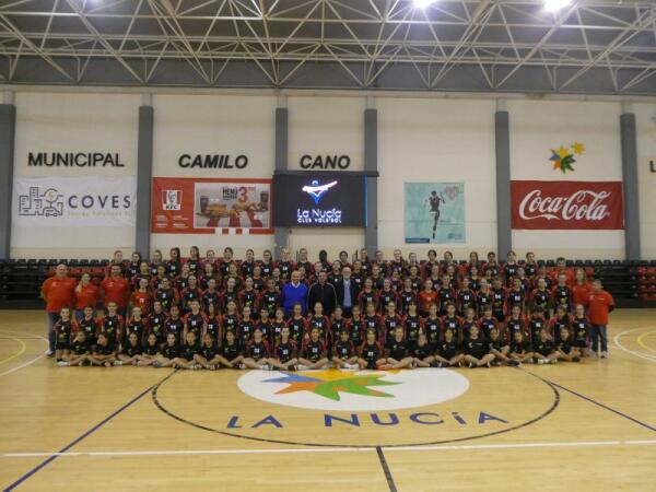 El Club Voleibol La Nucía presenta sus 12 equipos en el Pabellón 