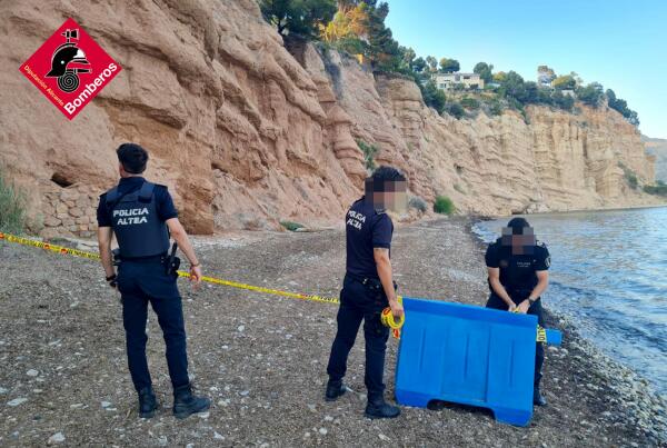Desprendimiento de rocas en la Playa de la Solsida de Altea. 