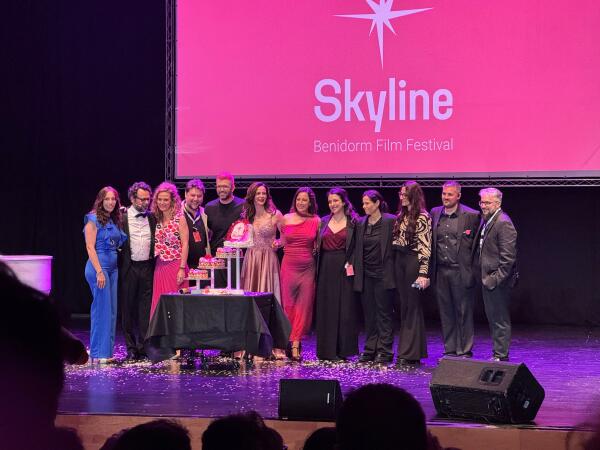 El Skyline Benidorm Film Festival inaugura su d&eacute;cima edici&oacute;n con emoci&oacute;n, humor y una sala llena
