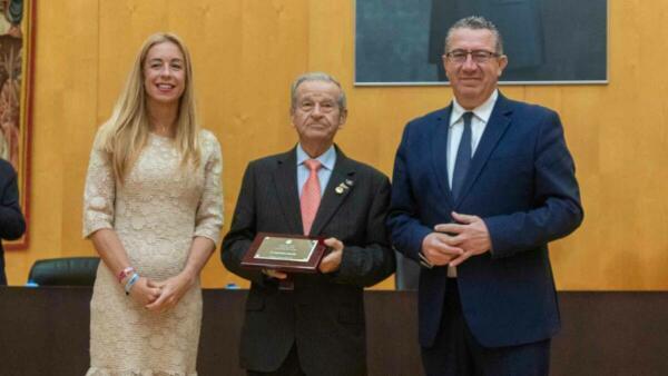 Ángel Olmo Quesada recibe el reconocimiento como Vecino Ejemplar de Benidorm 