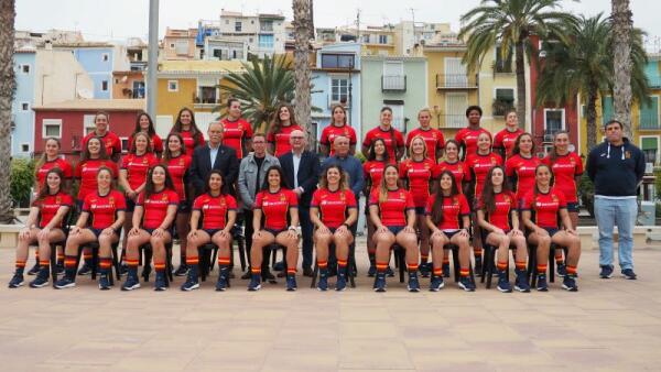 La playa Centro de la Vila Joiosa acoge la presentación de la Final del Campeonato de Europa de Rugby XV femenino entre España y Suecia