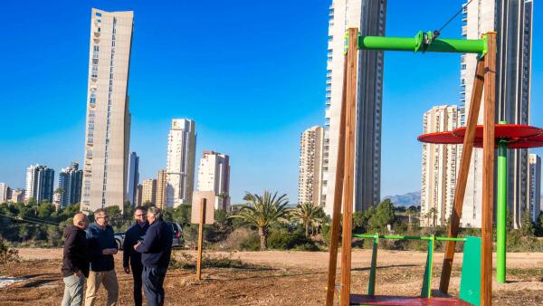 Benidorm finaliza la instalación de dos nuevas tirolinas en el Moralet e incorporará otra área de calistenia 