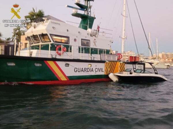 La Guardia Civil y la Cruz Roja rescatan una embarcación y a sus nueve ocupantes a la deriva  