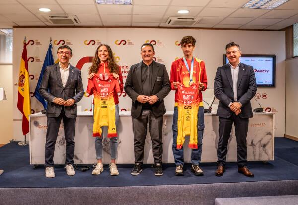 La Nucía “luce” en la equipación de la Selección Española de Triatlón Multideporte 