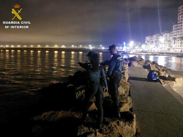 La Guardia Civil rescata a una mujer que se había precipitado al mar en Torrevieja