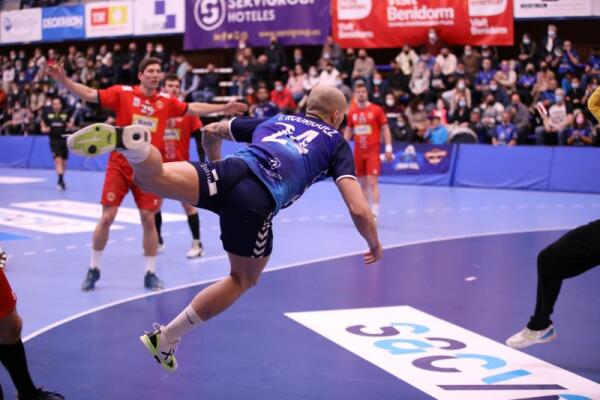 El Balonmano Benidorm consigue la victoria sobre la bocina