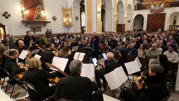 La rondalla de La Barqueta llena la iglesia de Sant Jaume y Santa Anna en su Concert de Nadal