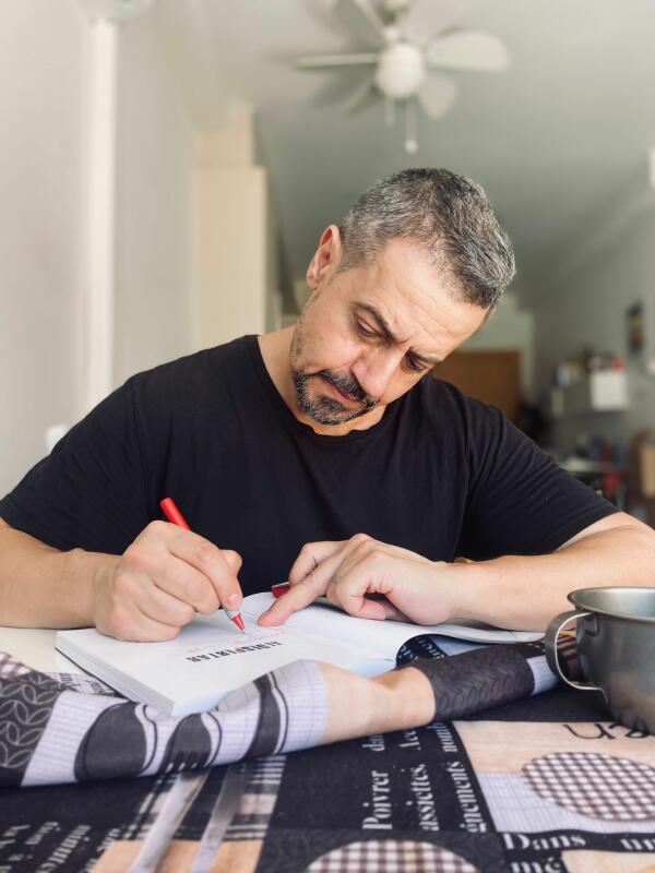 Carlos Dueñas: “¿Alguna vez hemos pensado que quizás el ser humano sea también una creación extraterrestre?”