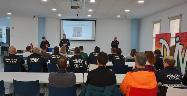 La Policía Local de Altea sigue  apostando por la formación de sus agentes