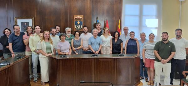 El Pleno aprueba renovar los carteles ubicados en los accesos a Villajoyosa para incluir nuevas imágenes de las Fiestas de Moros y Cristianos