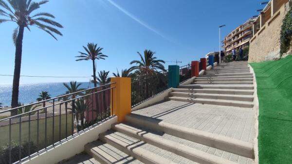 El Ayuntamiento de la Vila Joiosa reabre al tránsito la bajada peatonal de Barberes Sur