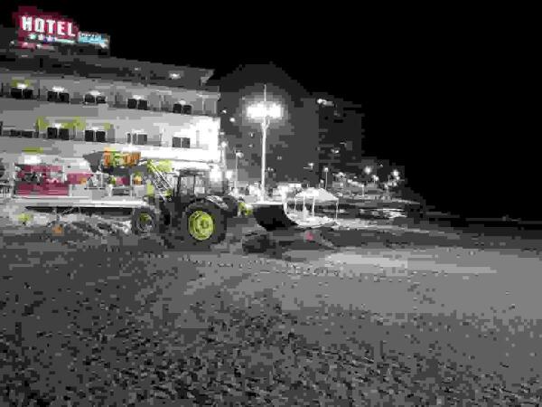 Finestrat ha retirado esta semana más de 600 toneladas de algas de la playa a causa del temporal 