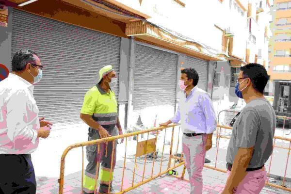 El presidente de la diputaci&oacute;n se interesa por la remodelaci&oacute;n de la calle Polop. 