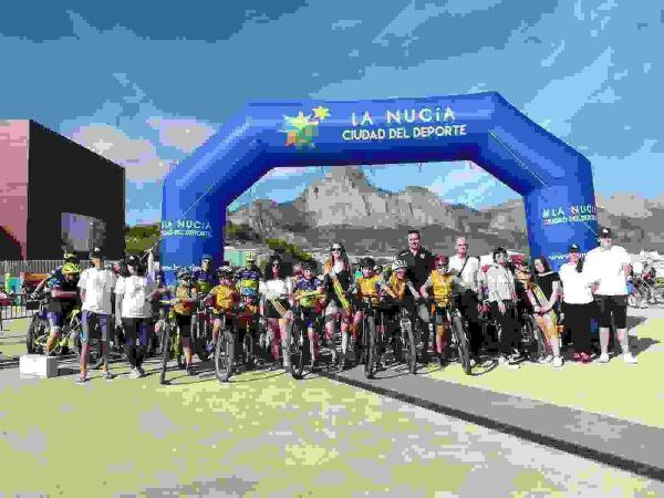 La calles de La Nucía se llenaron de bicis en el  “VII Día Sin Coches”