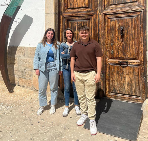 Isabel Aperador y Yoel Ioaniciu ganan el concurso “Vens a l’Encontre del Douzelage 2025?” 
