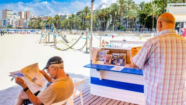 Benidorm abre las dos biblioplayas de Poniente, que se suman a la operativa todo el año en Levante