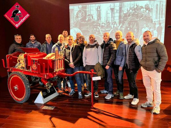 BOMBEROS VISITAN SU MUSEO