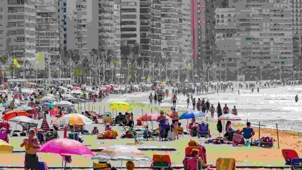 Benidorm se acerca en verano a los registros de 2019 en consumo de agua y recogida de residuos 