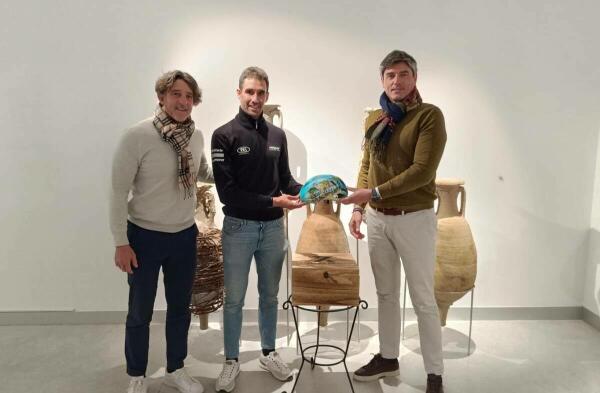 El ciclista vilero Felipe Orts luce el nombre de Villajoyosa pintado en su casco en sus competiciones deportivas