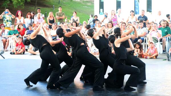 La quinta edición del festival de danza Les Ones arranca con una muestra de las escuelas locales