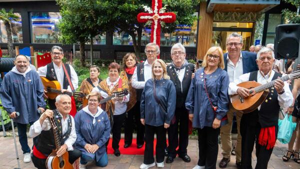 La Asociación de Vecinos El Campo-Plaza de España celebra su tradicional Cruz de Mayo
