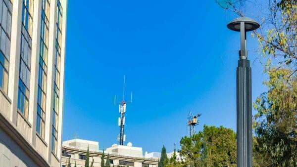 Benidorm traslada un centenar de luminarias de la avenida de l’Aigüera y Hererrías a centros educativos, sociales y deportivos  