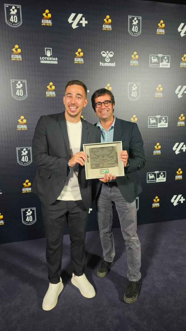 NACHO VALLES RECIBE EL PREMIO AL MEJOR CENTRAL DE LA LIGA ASOBAL 23/24