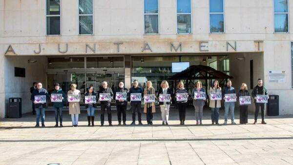 Benidorm condena los cr&iacute;menes machistas de dos mujeres cometidos en Badajoz y Baleares