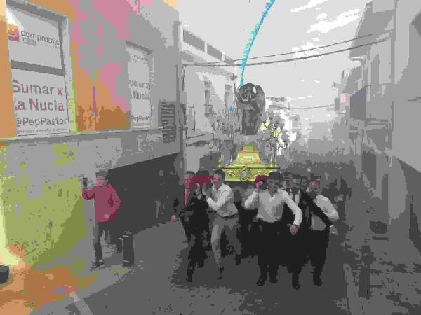 La Nucía · Sant Rafel “corrió” a ritmo de traca hasta su ermita