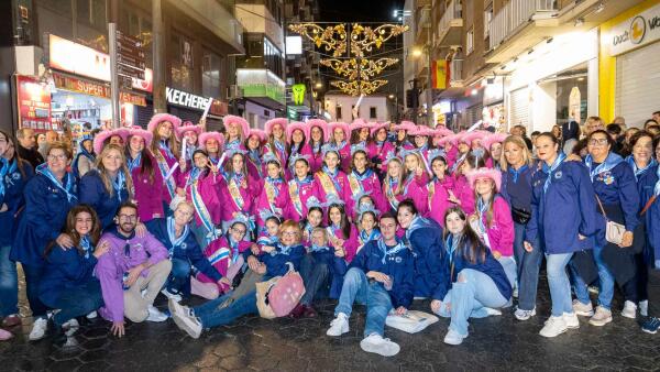 Benidorm vive una noche de alegría y color con la multitudinaria ‘Entrada de Penyes’
