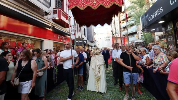 Benidorm reúne a familias y fieles de todas las parroquias en la tradicional procesión del Corpus Christi 