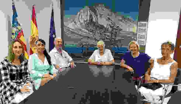 Donaci&oacute;n solidaria de la Asociaci&oacute;n &ldquo;Chums&rdquo; al departamento de servicios sociales de Finestrat 