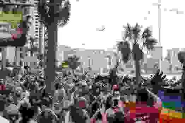 Miles de personas presencian el desfile del Pride por las calles de Benidorm a pesar de la lluvia 