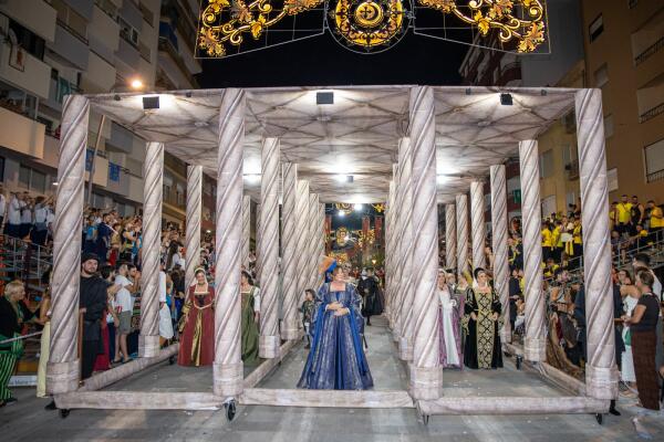 La Reina Cristiana Marta Llinares relata la uni&oacute;n de la seda y el campo con las torres vig&iacute;a en su entrada a Villajoyosa 