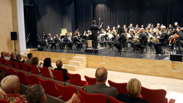 El concierto de la SM La Nova y la Colla de Dolçainers i Tabaleters ‘Els Valerios’ pone en pie al público del Centro Cultural