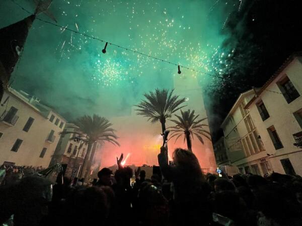 Fuegos artificiales y música dieron la bienvenida a 2023 en La Nucía