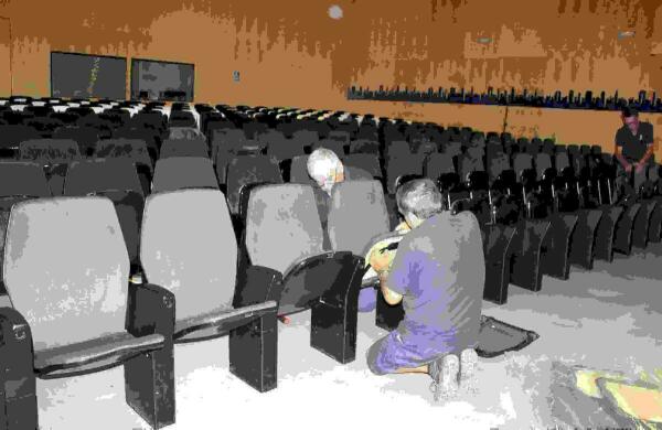 Benidorm &middot; El Ayuntamiento repara las butacas del Sal&oacute;n de Actos