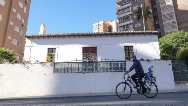 Precinto antiokupas en una casa de Benidorm