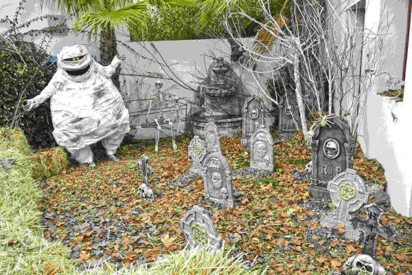 Terra Natura Benidorm reinventa Halloween con una batalla nocturna de colores fluorescentes 
