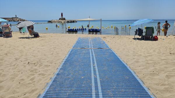 Se instalan nuevas pasarelas accesibles en la zona de baño accesible de la playa centro
