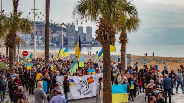 Benidorm dice no a la guerra con una marcha por la paz y en solidaridad con el pueblo de Ucrania 